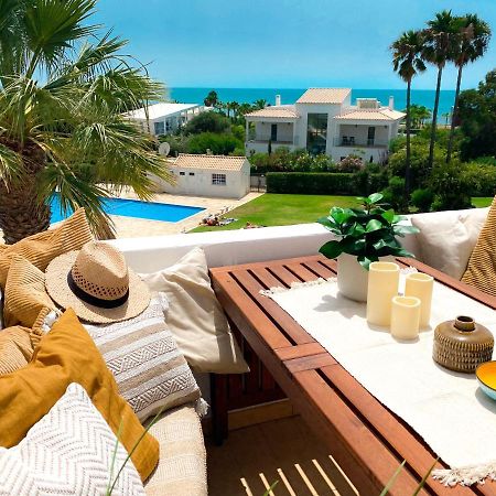 Beach Villa With Ocean View And Rooftop Cinema Гия Екстериор снимка