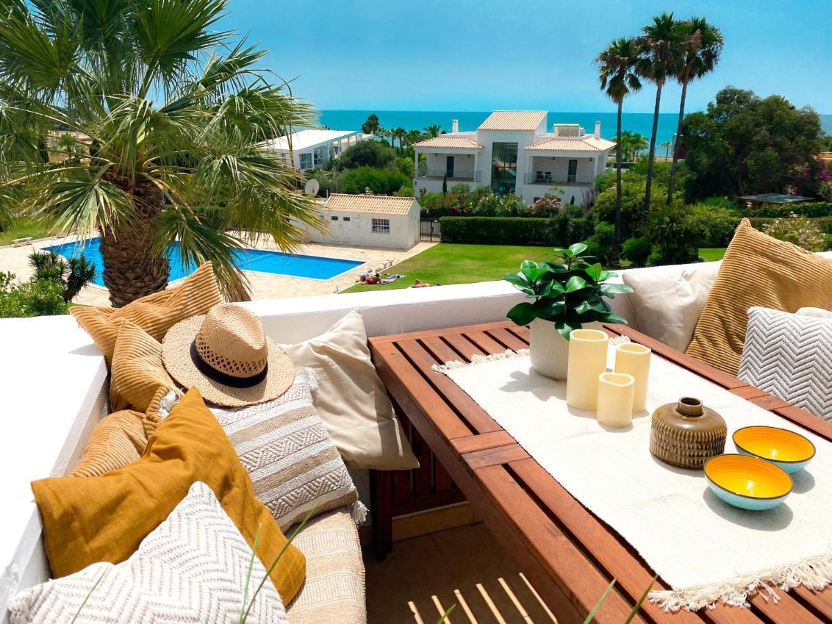 Beach Villa With Ocean View And Rooftop Cinema Гия Екстериор снимка