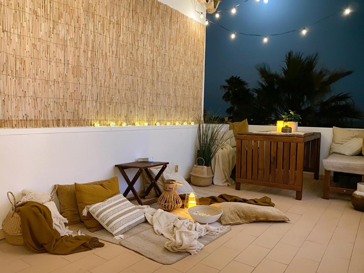 Beach Villa With Ocean View And Rooftop Cinema Гия Екстериор снимка