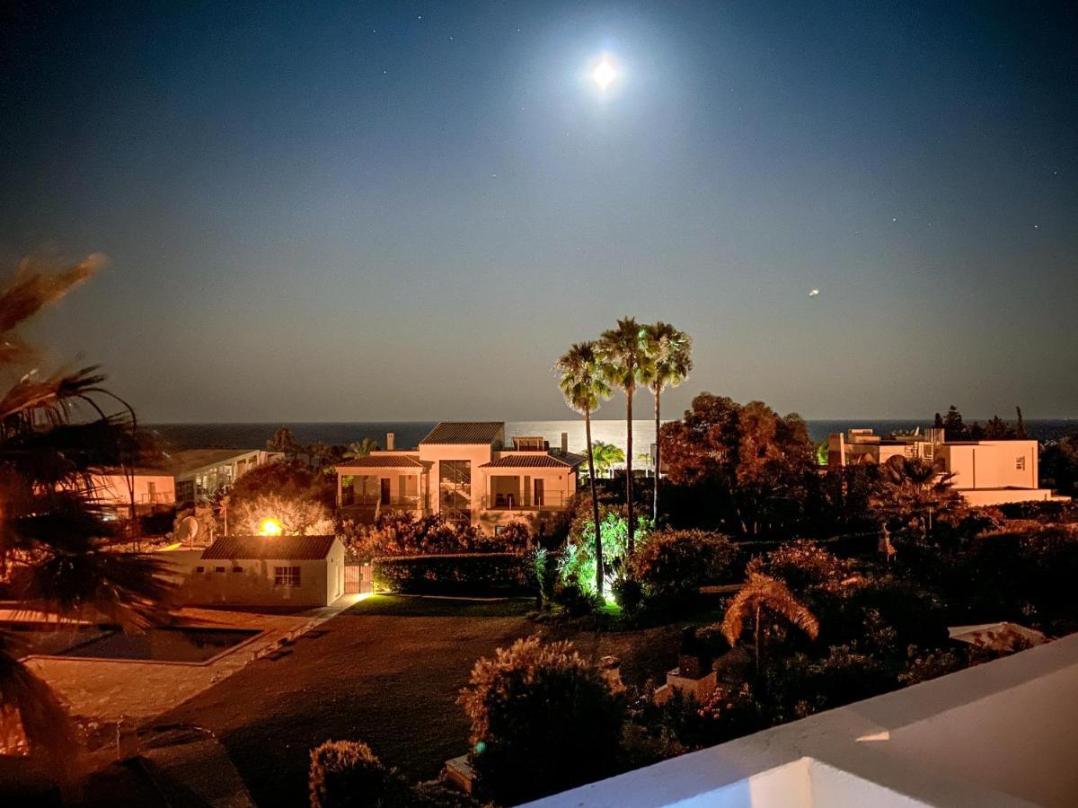 Beach Villa With Ocean View And Rooftop Cinema Гия Екстериор снимка